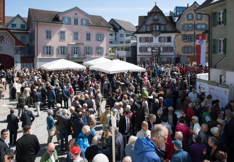 Impression vom Apéro für die Bevölkerung und die geladenen Gäste.