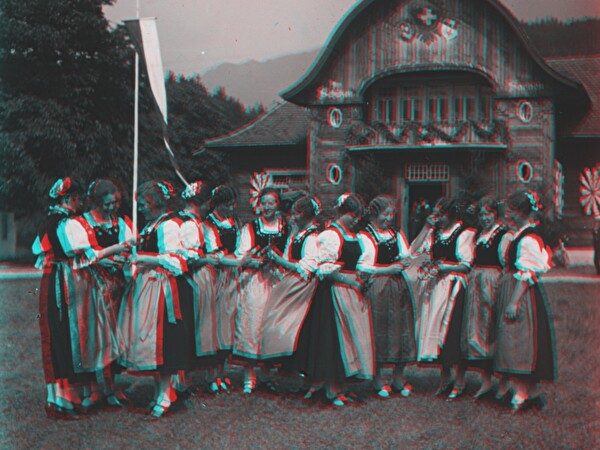 Junge Frauen in Tracht, vor Schützenhaus Sarnen