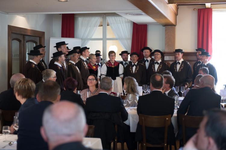 Der Jodlerklub Sarnen bringt den geladenen Gästen ein Ständchen.