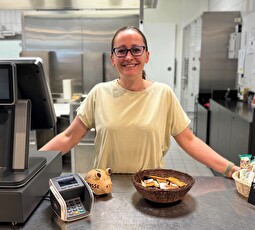 Helen Schwietzer, Teamleiterin Bistro, ist für die Verpflegung an den Kindergeburtstagen zuständig.